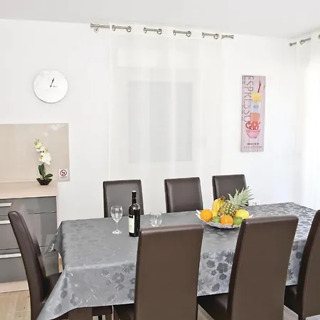 Holiday home Awesome Home In Zedno With Outdoor Swimming Pool